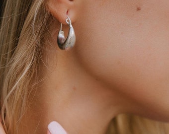 Small Sleek Hoop Earrings || Small Minimaliste Hoops ||  Timeless Thick Earrings