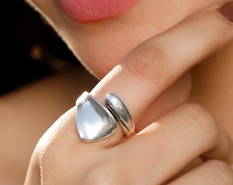 Adjustable  Curved Wrap Ring || Sober Sleek  Wrap Minimalist Ring || Modern Timeless Brass Ring