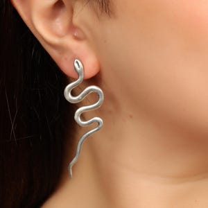 Orecchini pendenti a forma di serpente / Orecchini a serpente in ottone / Orecchini a perno a forma di serpente curvo / Gioielli minimalisti a tema rettili