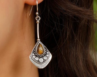 Minimaliste Graphic Shape Earrings With Gemstones || Modern Brass Earrings With Natural Stones ||  Dangling Earrings With  Geometric pattern