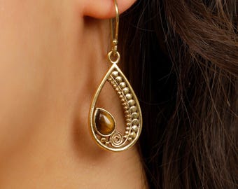 Refined Brass Drop-Shaped Earrings Adorned With a Spiral || Minimalist Earrings Decorated With a Teardrop-Shaped Natural Stone