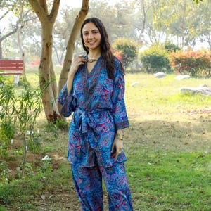 Kimono de poliéster azul bohemio chic // Ropa de estar por casa midi con estampado paisley // Haori fluido y colorido // Kimono de talla única