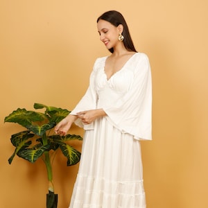 Robe Longue Unie Ajustée Manches Longues Pagodes  || Longue Robe Boho Blanc Cassé Avec Volants ||  Robe Bohème Mariage Médiévale En Viscose