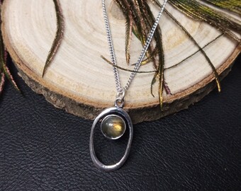 Minimalist Oval Pendant Necklace || Openwork Brass Pendant Decorated With A Stone || Sober Ovoid Pendant Necklace  With Chain