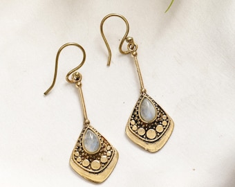 Tribal-inspired earrings with  circular motifs and a contemporary geometric silhouette | Elegant drop earrings with a pear-shaped cabochon