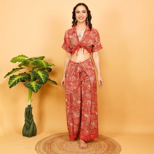 Pantalones cruzados rosas // Pantalones fluidos de tamaño libre // Pantalones de playa Boho // Pantalones pareo con estampado floral // Pantalones de pescador abiertos en los lados