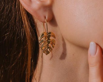Brass Minimaliste Pilodendron Leaf Dangle Earrings || Tropical Plant Shape Bohemian Earrings || Gift For Mother Nature Lover