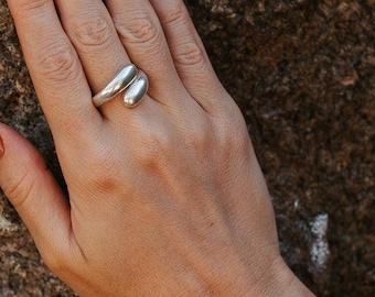 Sober Sleek Minimalist Ring || Adjustable Rounded Shape Ring || Crisscross Brass Ring