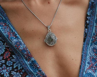 Box Pendant with Gemstone || Amulet Pendant with Semi Precious Stone || Talisman Pendant || Secret Box Medallion || Openable Locket