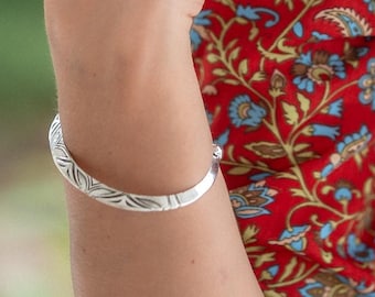 Adjustable Rounded Karen Cuff Bracelet || Bracelet Engraved With Tribal Symboles || Unisex Hill Tribe Bracelet with  Ethnic Patterns