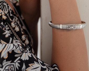 Rounded Ethnic Tuareg Bracelet || Adjustable Berber Cuff Bracelet || Unisex Brass Bracelet Engraved with Oriental Geometric Patterns