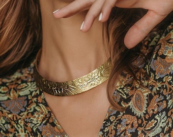 Etnische choker ketting in gouden messing || Gouden choker versierd met bloempatronen || Gegraveerde stijve ketting || Gouden etnische koppel