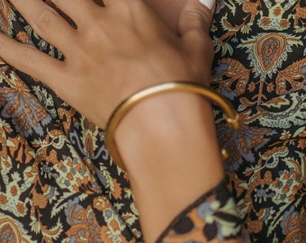 Sober Rounded Men's Brass Cuff ||  Smooth Minimalist Unisex Brass Bracelet ||  Ajustable  Sleek Plain Bangle  ||  Gender Neutral Jewelry