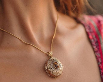 Box Pendant with Natural Stone || Amulet Pendant with Semi Precious Stone || Talisman Pendant || Secret Box Medallion || Openable Locket