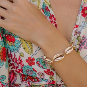 Gekleurde natuurlijke schelp-macraméarmband || Armband met verstelbare kauri-draad|| Strandsieraden || Schelpsieraden || Armband in surferstijl