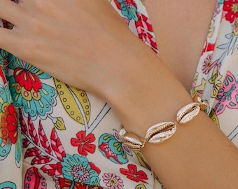 Colored  Natural Seashell Macrame Bracelet || Cowrie Adjustable Thread Breacelet|| Beach Jewelry || Shell Jewelry || Surfer Style Bracelet