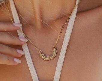 Half Circle Minimaliste Women's Pendant Necklace || Boho Half Moon Indented Pendant Necklace || Jagged Ethnique Necklace