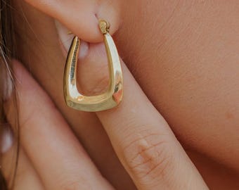Contemporary Minimalist Hoop Earrings in Brass, Atypical and Elegant Shape || Modern Smooth Earrings For Women