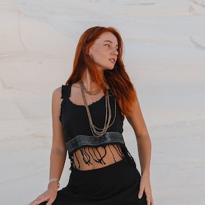 Top corto de algodón crudo con flecos negros / Estampado bohemio teñido con tintes vegetales, talla única