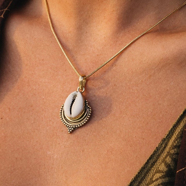 Pendentif Doré avec Cowrie || Pendentif en Laiton avec Coquillage Naturelle || Médaillon Ethnique avec Cowrie || Médaille Symbole Fortune