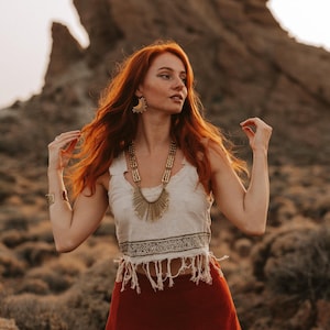 Top corto de algodón crudo color blanco hueso / Estampado bohemio con flecos