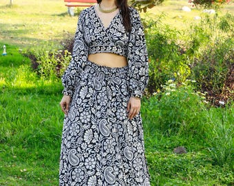 Bohemian Polyester Open Front Skirt || Free Size  Elasticated Belt Paisley Print Petticoat || Black and White Hilight With Golden Long Skirt