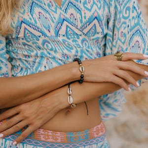 Elastische armband met schelppatroon || Kralenarmband met kauri-ontwerp || Strandsieraden || Schelpsieraden || Uniseks armband