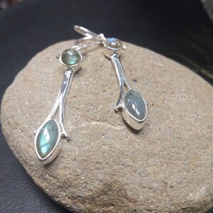 Boucles D'Oreilles Pendantes Argentées Avec Labradorite // Boucles D'Oreilles Pierres Fines Grises // Boucles D'Oreilles Minimaliste imagen 9