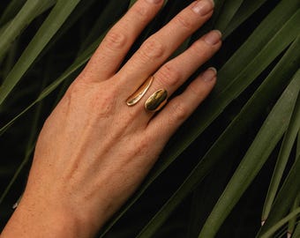 Sober Sleek Minimalist Ring || Adjustable Smooth Ring || Contemporary Ring With Refined Curved Shape