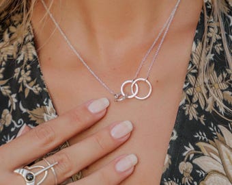 Minimalist Circle Necklace | Interlocking Rings Necklace | Contemporary Layered Necklace | Everyday Minimal Jewelry