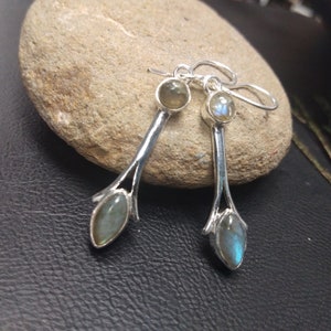 Boucles D'Oreilles Pendantes Argentées Avec Labradorite // Boucles D'Oreilles Pierres Fines Grises // Boucles D'Oreilles Minimaliste imagen 1