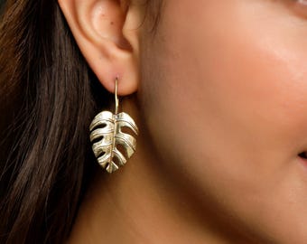 Brass Minimaliste Pilodendron Leaf Dangle Earrings || Tropical Plant Shape Bohemian Earrings || Gift For Mother Nature Lover