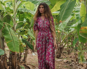 Abito Boho a maniche corte // Abito lungo con stampe floreali a contrasto // Abito maxi con bottoni fluidi // Abito maxi rosa // Abito con maniche a farfalla