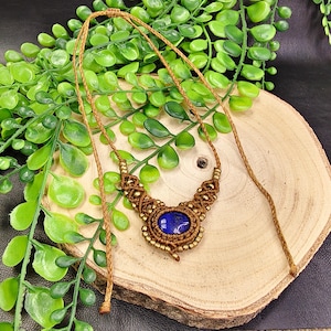 Handgjort makraméhalsband: Lapis lazuli och mässingspärlor, justerbar längd