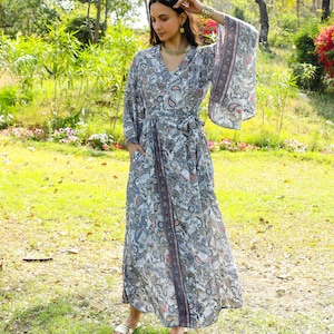 Kimono Boho Cinza e Dourado || Colete Longo com Estampa Paisley Fluida || Roupão de Poliéster Rosa Tamanho Único
