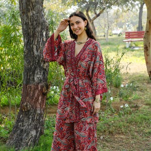 Kimono de poliéster burdeos bohemio chic // Ropa de estar por casa midi con estampado paisley // Haori fluido y colorido // Kimono de talla única