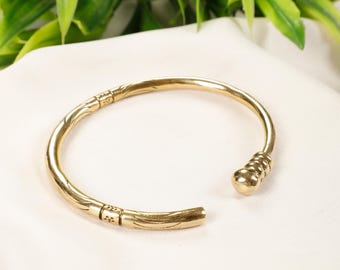 Adjustable Unisex Minimaliste Rounded Brass Cuff  Bracelet || Contemporary Smooth Open Bangle Bracelet Engraved With Thin Patterns