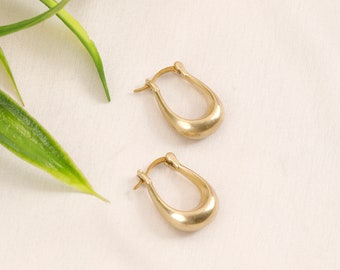 Small Thick Minimalist Hoop Earrings || Modern Golden Smooth Hoops || Timeless Hoop Earrings