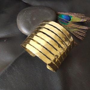 Handgemachte gehämmert Messing Armreif | Verstellbares Ausschnitt-Design