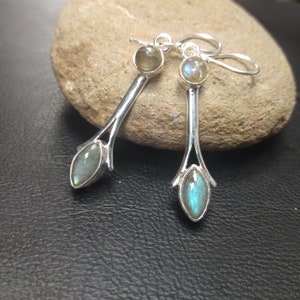 Boucles D'Oreilles Pendantes Argentées Avec Labradorite // Boucles D'Oreilles Pierres Fines Grises // Boucles D'Oreilles Minimaliste imagen 3