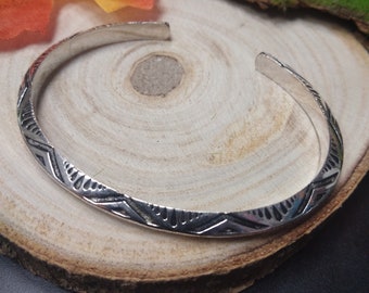 Adjustable Rounded Karen Cuff Bracelet || Bracelet Engraved With Tribal Symboles || Unisex Hill Tribe Bracelet with  Ethnic Patterns