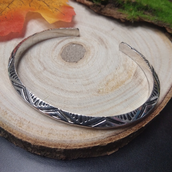 Adjustable Rounded Karen Cuff Bracelet || Bracelet Engraved With Tribal Symboles || Unisex Hill Tribe Bracelet with  Ethnic Patterns