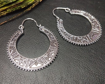 Azteekse patroon hoepel oorbellen || Boho chique hoepel oorbellen || Oorringen versierd met geometrische patronen || Vrouwen zilveren hoepel oorbellen