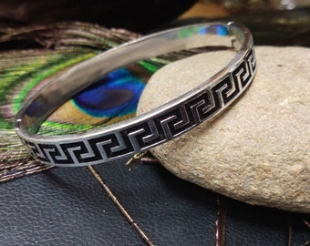 Simple Smooth Oval Rigid Bangle || Minimaliste Flat Engraved Bangle || Greek Spirals Decorated Openable Bangle