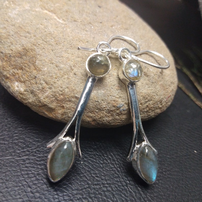 Boucles D'Oreilles Pendantes Argentées Avec Labradorite // Boucles D'Oreilles Pierres Fines Grises // Boucles D'Oreilles Minimaliste imagen 2