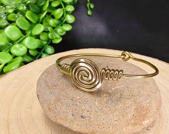 Brass Bangle Bracelet Decorated With a Spiral || Minimalist Openable Rigid Bracelet || Elegant Clean Design Golden Women's Bangle