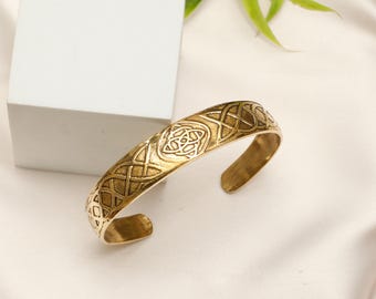 Rounded Brass Cuff Bracelet Engraved With Celtic Interlacing Patterns || Unisex Bracelet Decorated With Nordic-Inspired Intertwined Patterns