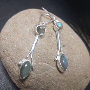 Boucles D'Oreilles Pendantes Argentées Avec Labradorite // Boucles D'Oreilles Pierres Fines Grises // Boucles D'Oreilles Minimaliste imagen 7