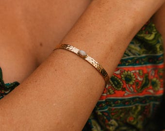 Thin Hammered Minimalist Cuff  Bracelet With Gemstones ||   Boho Brass Adjustable Bangle Bracelet Adorn With An Oval Shape Stone