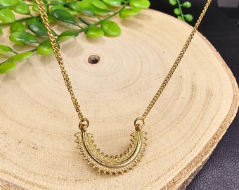 Half Circle Minimaliste Women's Pendant Necklace || Boho Half Moon Indented Pendant Necklace || Jagged Ethnique Necklace